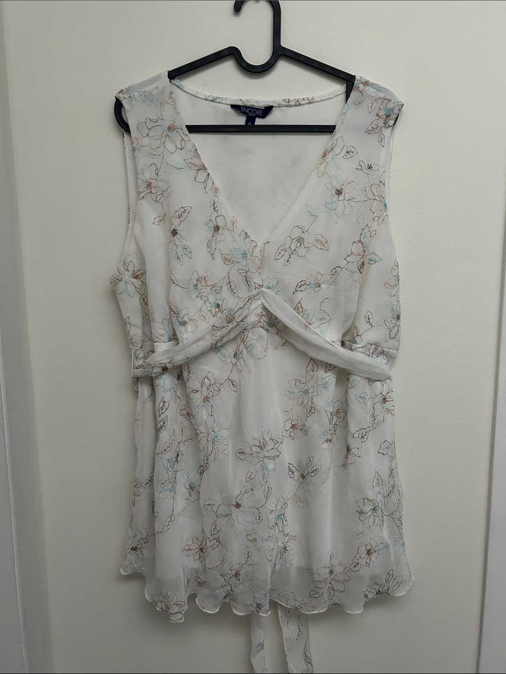 Encore White Floral V-Neck Sleeveless Top